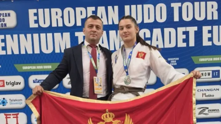 Sejla Spahić sa trenerom Ilijom Vukotićem, fotografija objavljena uz izvještaj o medaljama crnogorskih džudista na Evropskom kadetskom kupu u Mariboru 25. oktobra 2026. Foto Džudo savez Crne Gore / RTCG.