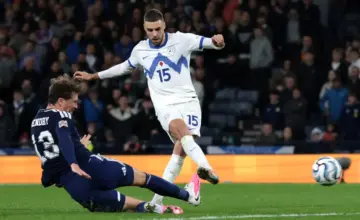 Danijel Šturm postiže gol za Sloveniju protiv Škotske