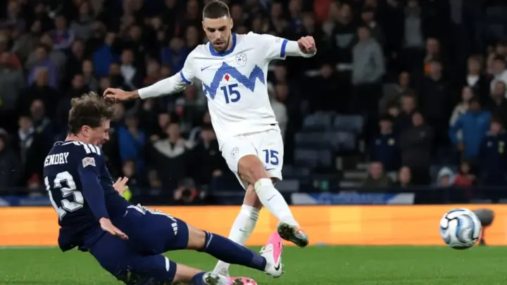 Danijel Šturm postiže gol za Sloveniju protiv Škotske