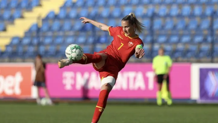 Slađana Bulatović u crvenom dresu crnogorske reprezentacije sa kapitenskom trakom, arhiva Vijesti 2025