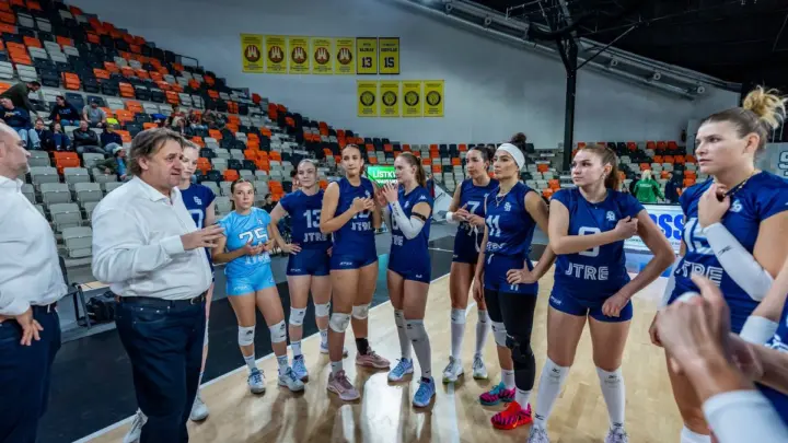 Odbojkašice Slovana Bratislava, zvanična fotografija kluba uz najavu evropske utakmice protiv Budućnosti 28. oktobra 2026. Foto: VK Slovan / Slovak Volley. Nije snimak utakmice, koja se još nije odigrala.