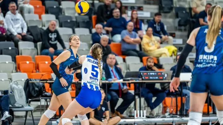 Odbojkašice Budućnosti Milica Veličković i Teodora Čavić na evropskoj utakmici sa Slovanom u Bratislavi.