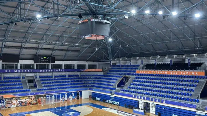 Sportska dvorana Topolica u Baru nakon postavljanja nove LED rasvjete 30. oktobra 2026. Foto: SRC Bar / BarInfo.