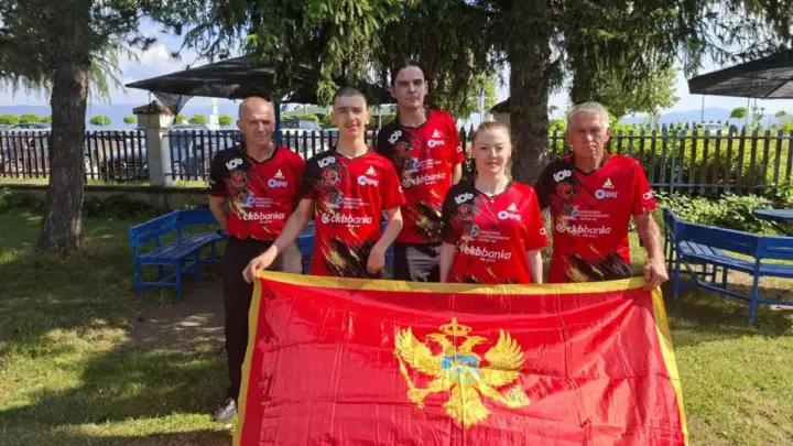 Stonoteniseri Luče sa crnogorskom zastavom, arhiva 2025. Izvor fotografije: Vijesti.me, https://en.vijesti.me/sports-e/other-sports/785291/Luce-table-tennis-players-at-the-tournament-in-Kumanovo-a