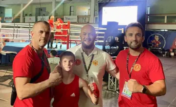 Strahinja Mrdak sa trenerima, arhiva 2023. Nije fotografija sa finala u Budvi 2026. Izvor fotografije: Vijesti.me, https://en.vijesti.me/sports-e/other-sports/670443/Mrdak-secured-a-bronze-medal-in-the-semi-finals