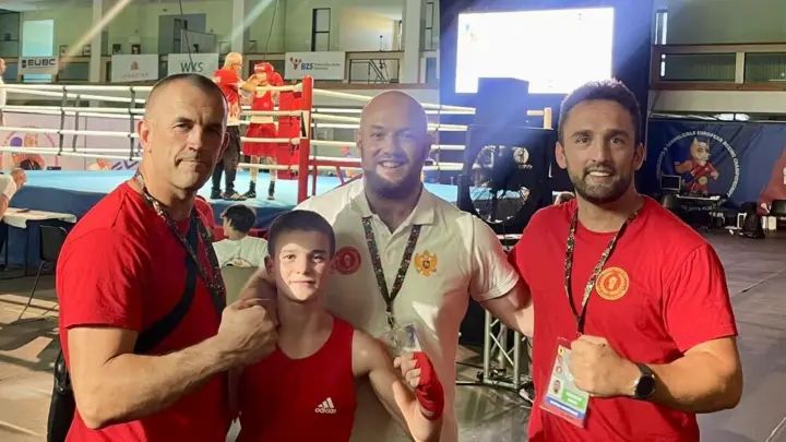 Strahinja Mrdak sa trenerima, arhiva 2023. Nije fotografija sa finala u Budvi 2026. Izvor fotografije: Vijesti.me, https://en.vijesti.me/sports-e/other-sports/670443/Mrdak-secured-a-bronze-medal-in-the-semi-finals