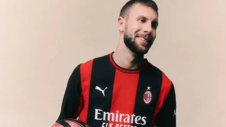 Strahinja Pavlović u dresu AC Milana na promotivnoj fotografiji kluba, horizontalni izrez 16:9 bez dodate pozadine. Foto: AC Milan / PUMA, arhiva.
