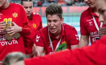 Stvarna arhivska fotografija selektorke Suzane Lazović i crnogorske reprezentacije, RSCG/Mario Matković; nije sa oktobarskog kampa.