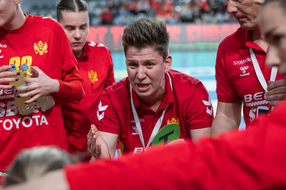 Stvarna arhivska fotografija selektorke Suzane Lazović i crnogorske reprezentacije, RSCG/Mario Matković; nije sa oktobarskog kampa.