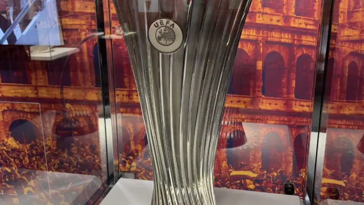Trofej UEFA Lige konferencija, arhivska fotografija. Foto: Totti / Wikimedia Commons, CC BY-SA 4.0.