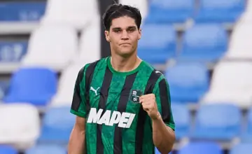 Vasilije Adžić u dresu Sasuola, arhivska fotografija, nije utakmica sa Milanom. Izvor fotografije: LesNews.ca, https://www.lesnews.ca/sports/football/sassuolo-juve-adzic-lancien-joueur-prete-entre-talent-et-avenir/