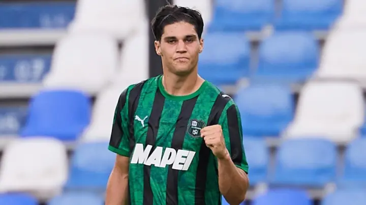 Vasilije Adžić u dresu Sasuola, arhivska fotografija, nije utakmica sa Milanom. Izvor fotografije: LesNews.ca, https://www.lesnews.ca/sports/football/sassuolo-juve-adzic-lancien-joueur-prete-entre-talent-et-avenir/