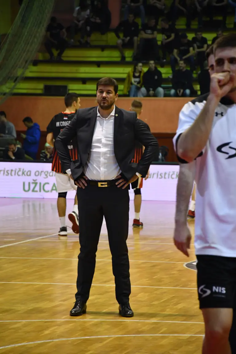 Vlado Šćepanović na košarkaškom događaju, fotografija Hatorcat (2019), Wikimedia Commons CC0.