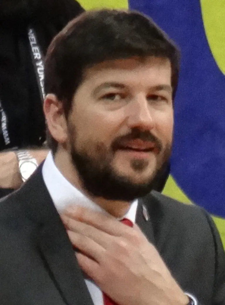 Vlado Šćepanović u stručnom štabu Brose Bamberga na utakmici protiv Fenerbahčea u Istanbulu 2018. Foto: Wikimedia Commons, CC BY-SA 4.0.