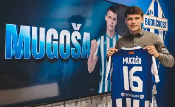 Zarija Mugoša na potpisivanju profesionalnog ugovora sa FK Budućnost do 2029. Foto: FK Budućnost.