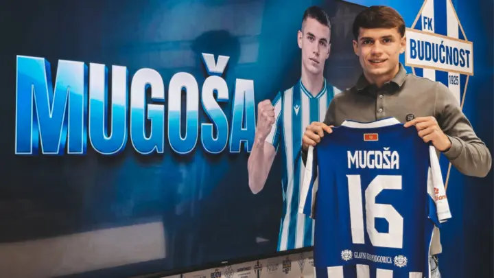 Zarija Mugoša na potpisivanju profesionalnog ugovora sa FK Budućnost do 2029. Foto: FK Budućnost.