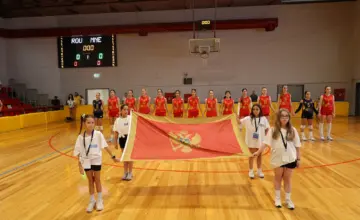 Stvarna fotografija ženske odbojkaške U16 reprezentacije Crne Gore sa utakmice protiv Rumunije na Balkanskom prvenstvu jula 2026. godine. Arhiva OSCG, nije sa januarskih kvalifikacija.