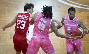 Akcija na utakmici U-BT Kluž – SC Derbi, 23. oktobra 2026. Aleksa Uskoković u odbrani. Foto: U-BT Cluj-Napoca / ABA liga.
