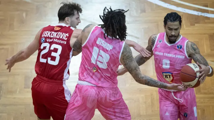 Akcija na utakmici U-BT Kluž – SC Derbi, 23. oktobra 2026. Aleksa Uskoković u odbrani. Foto: U-BT Cluj-Napoca / ABA liga.